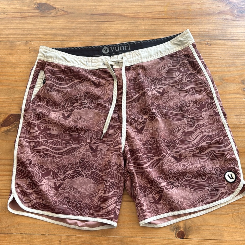 Vuori Cruise Boardshorts - size 34 - EUC